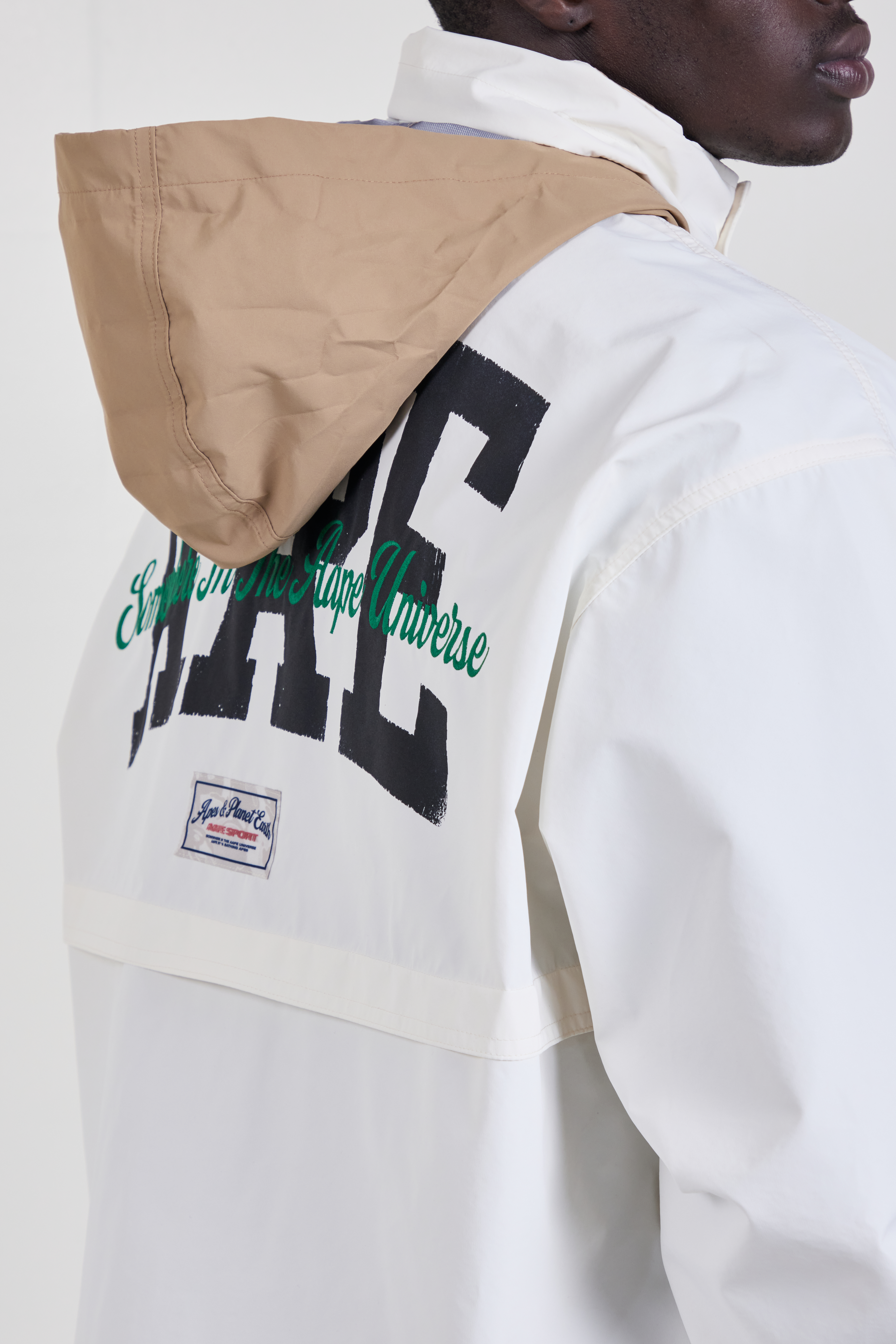 תמונת תקריב דוגמן של ז'קט קל-משקל