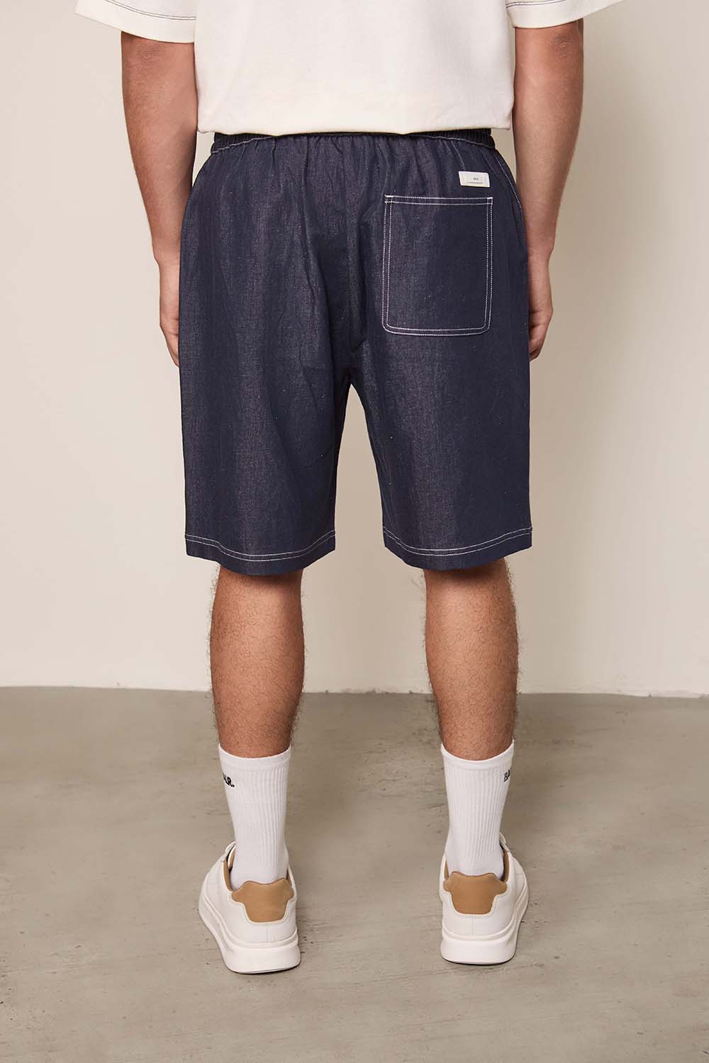 תמונת דוגמן אחורית של מכנסיים קצרים