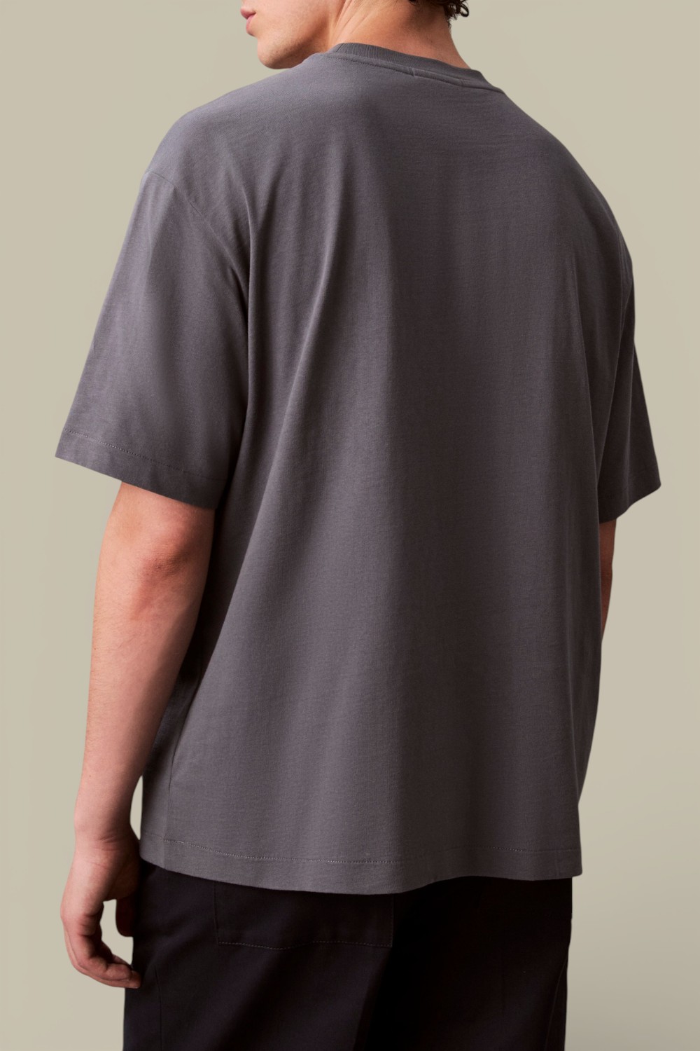 תמונת דוגמן אחורית של חולצת טי