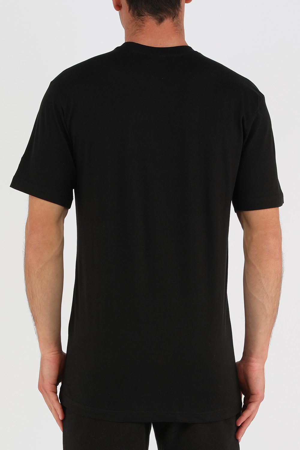 תמונת דוגמן אחורית של חולצה שחורה עם לוגו גראפי