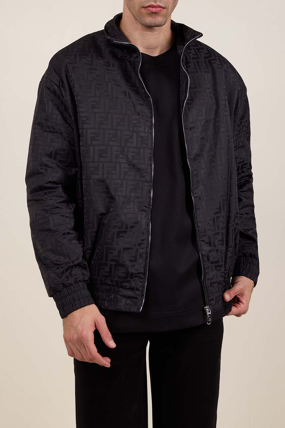 תמונת דוגמן קידמית של ז'קט ניילון