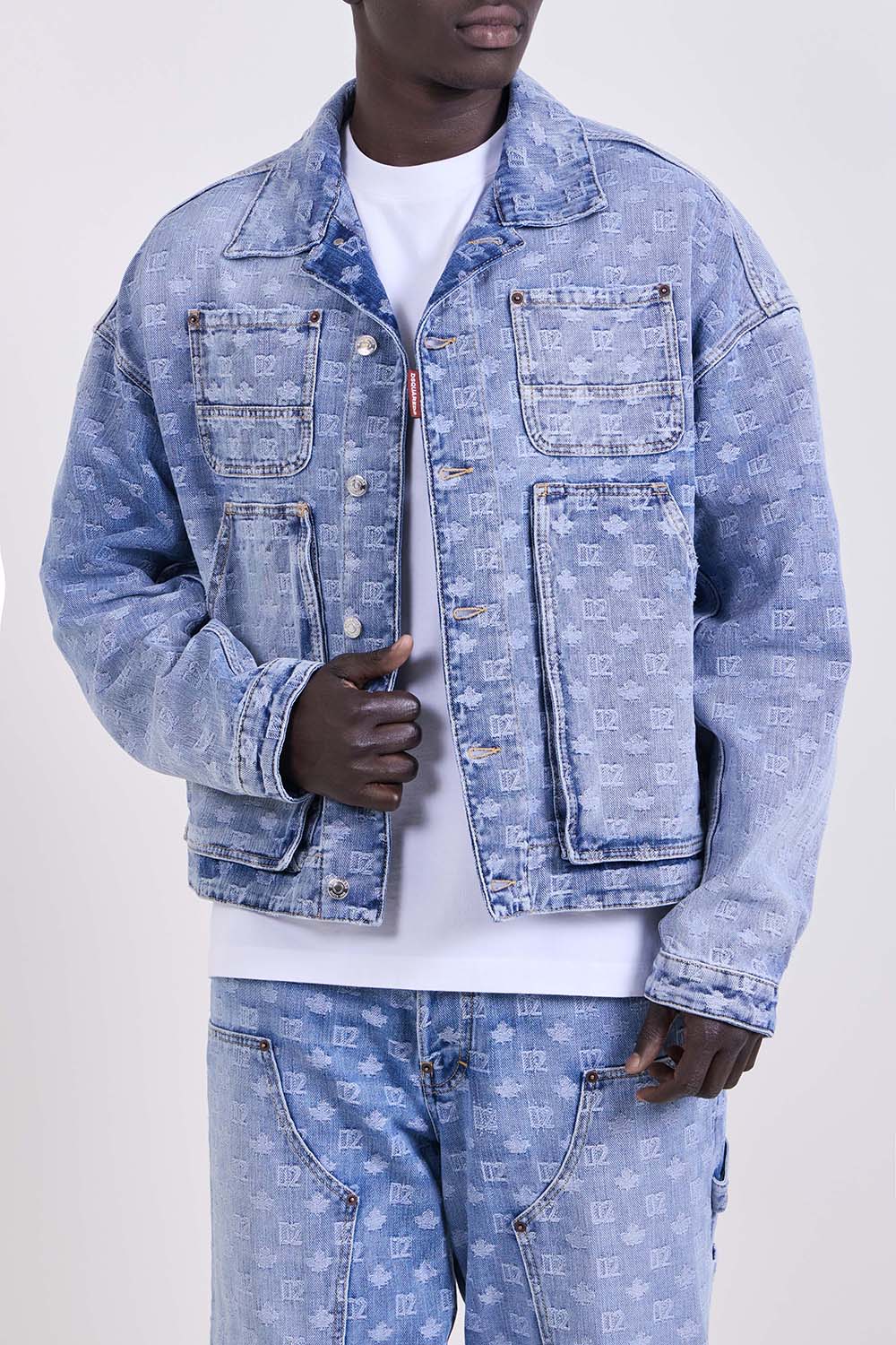 תמונת דוגמן קידמית של ז'קט ג'ינס בגזרה משוחררת