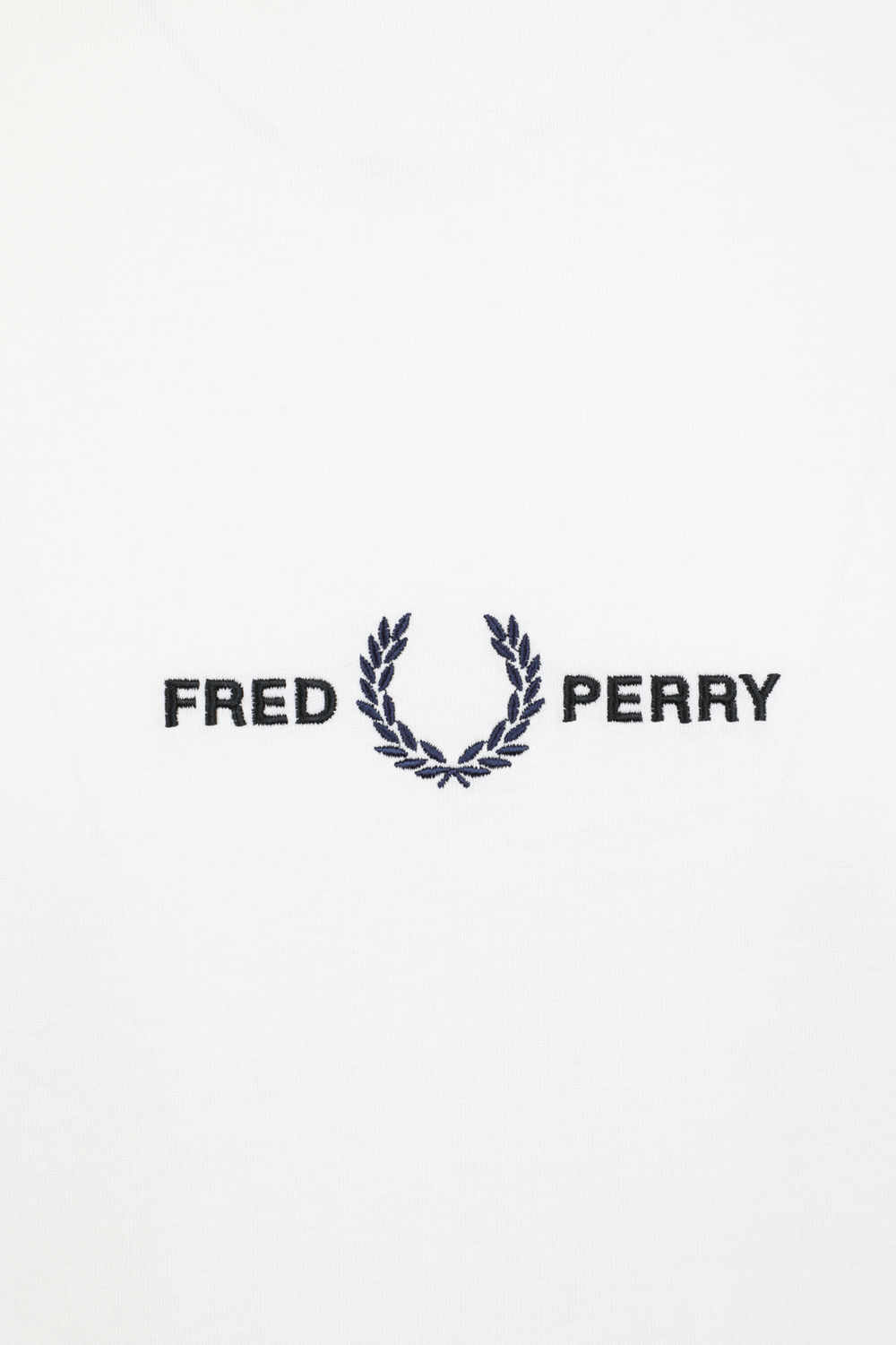 חולצת טי לבנה עם לוגו רקום FRED PERRY