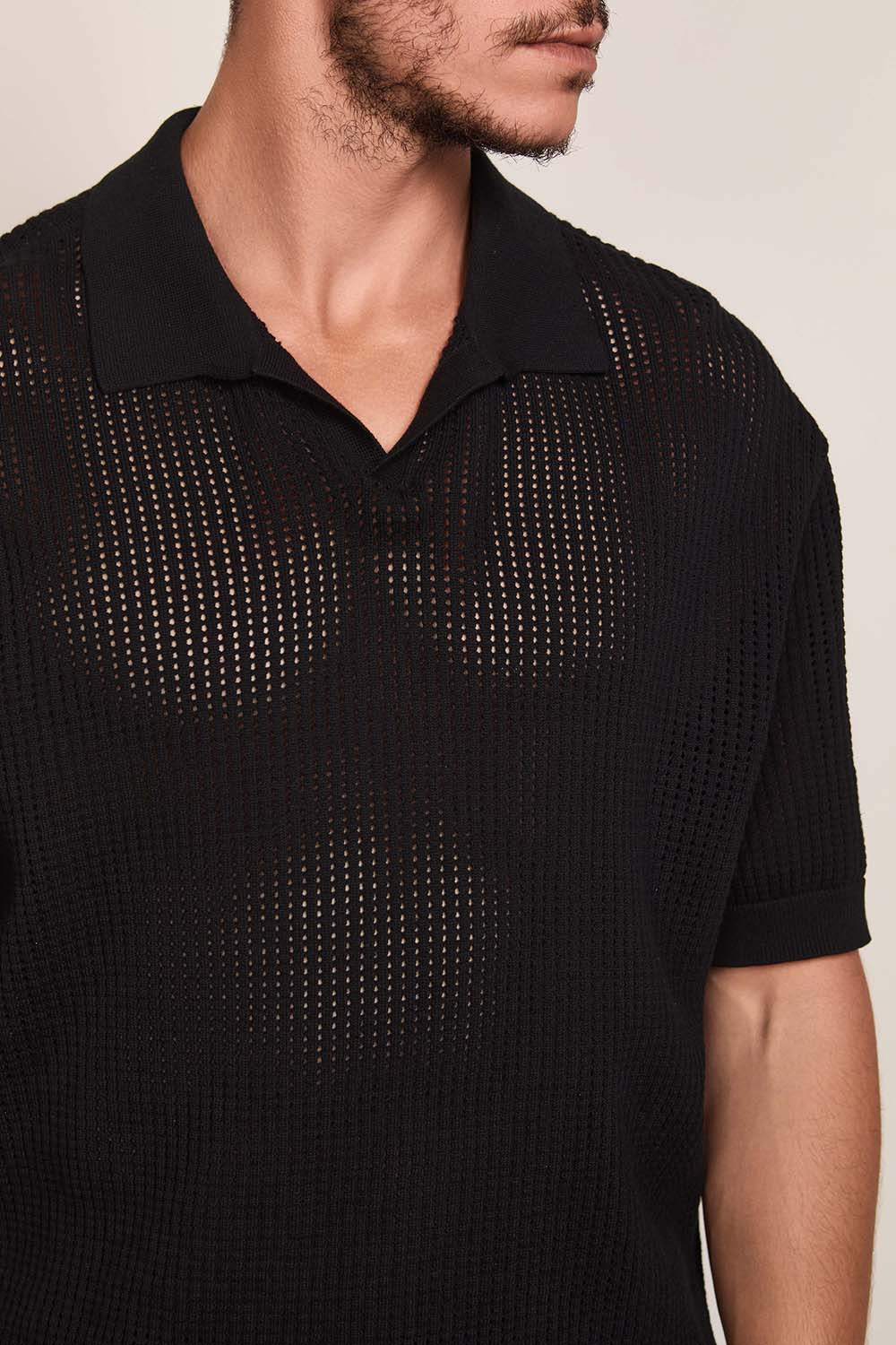 תמונת תקריב דוגמן של חולצת פולו