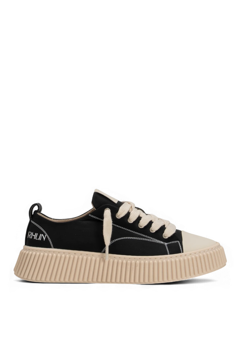 תמונה קידמית של נעלי סניקרס 2020