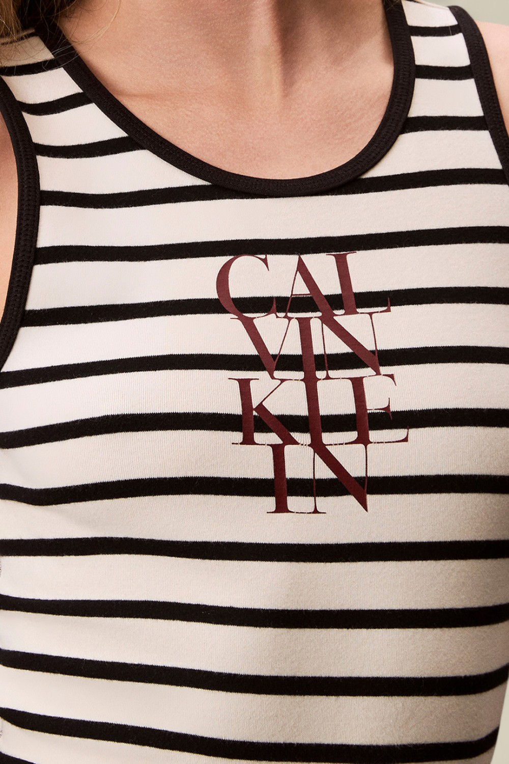 תמונת תקריב דוגמן של שמלת מיני ריב