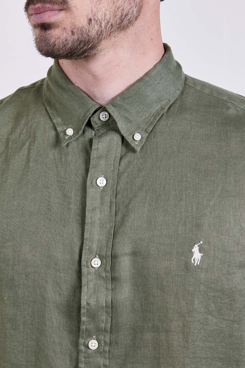 תמונת תקריב דוגמן של חולצת כפתורים מפשתן