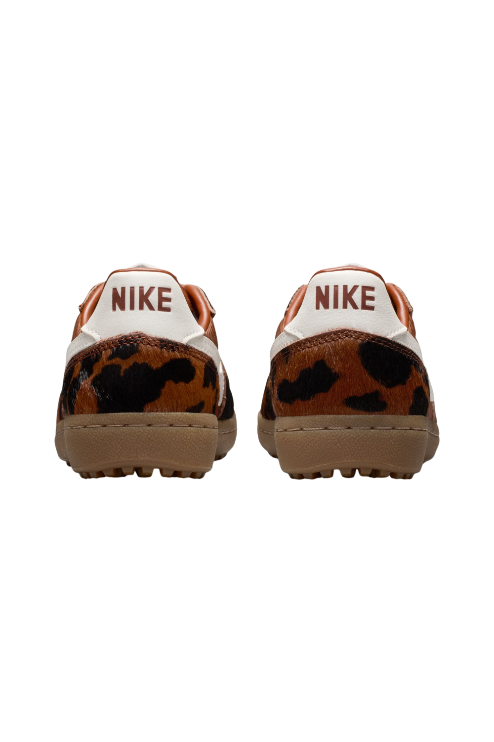 תמונת תקריב של נעלי סניקרס