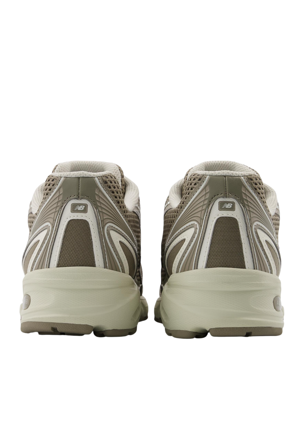 תמונה אחורית של נעלי סניקרס 740