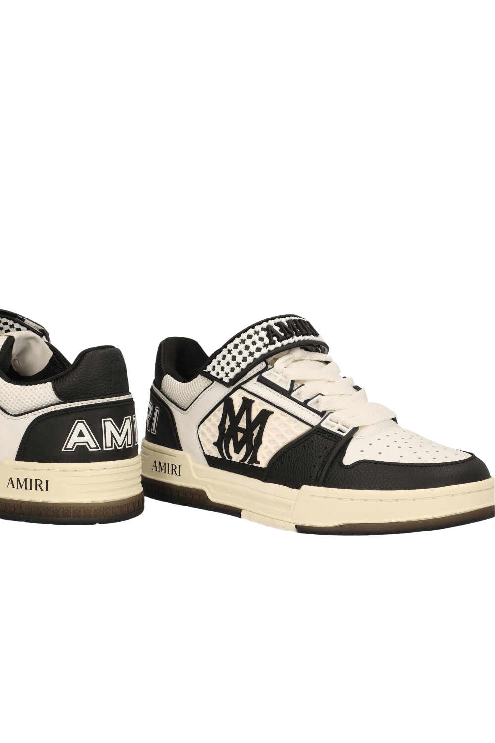 תמונת תקריב של נעלי סניקרס סקייליין