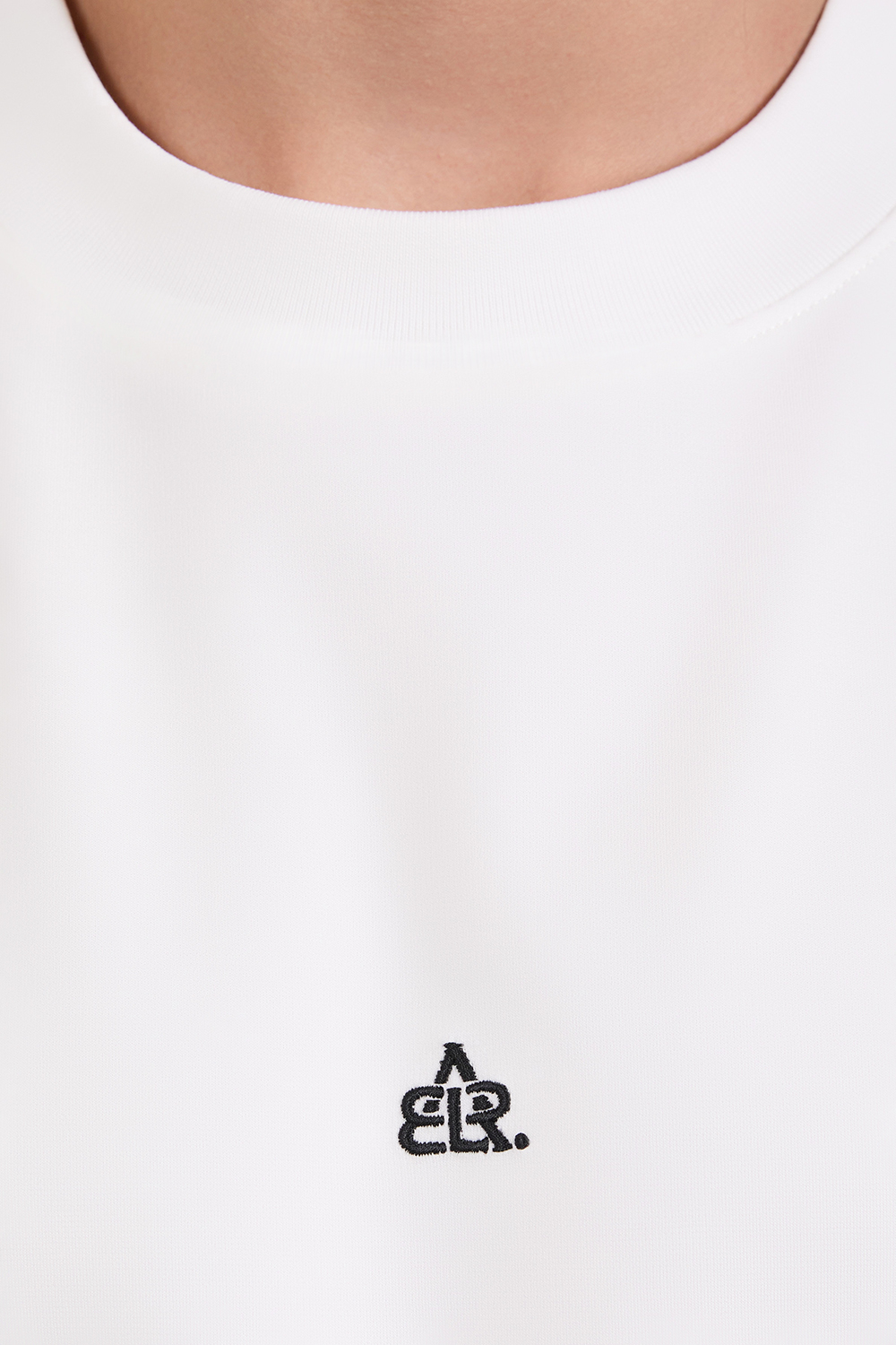 תמונת תקריב דוגמן של חולצת טי בגזרה משוחררת