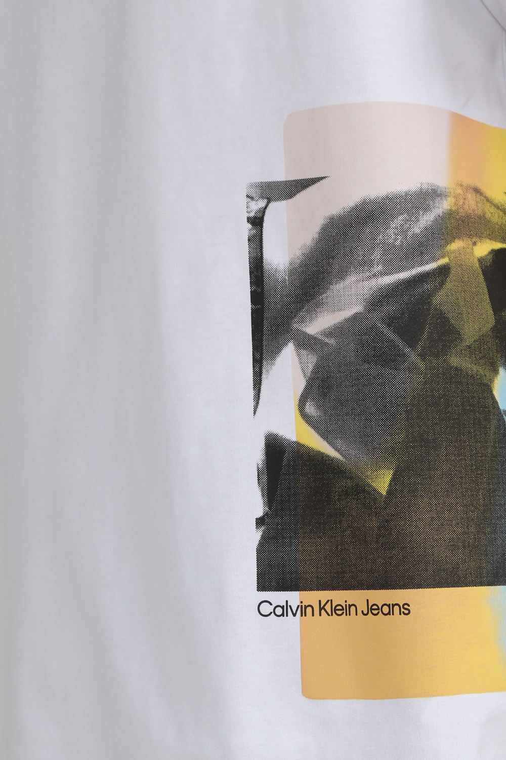 תמונת תקריב דוגמן של חולצת טי אוברסייז עם הדפס