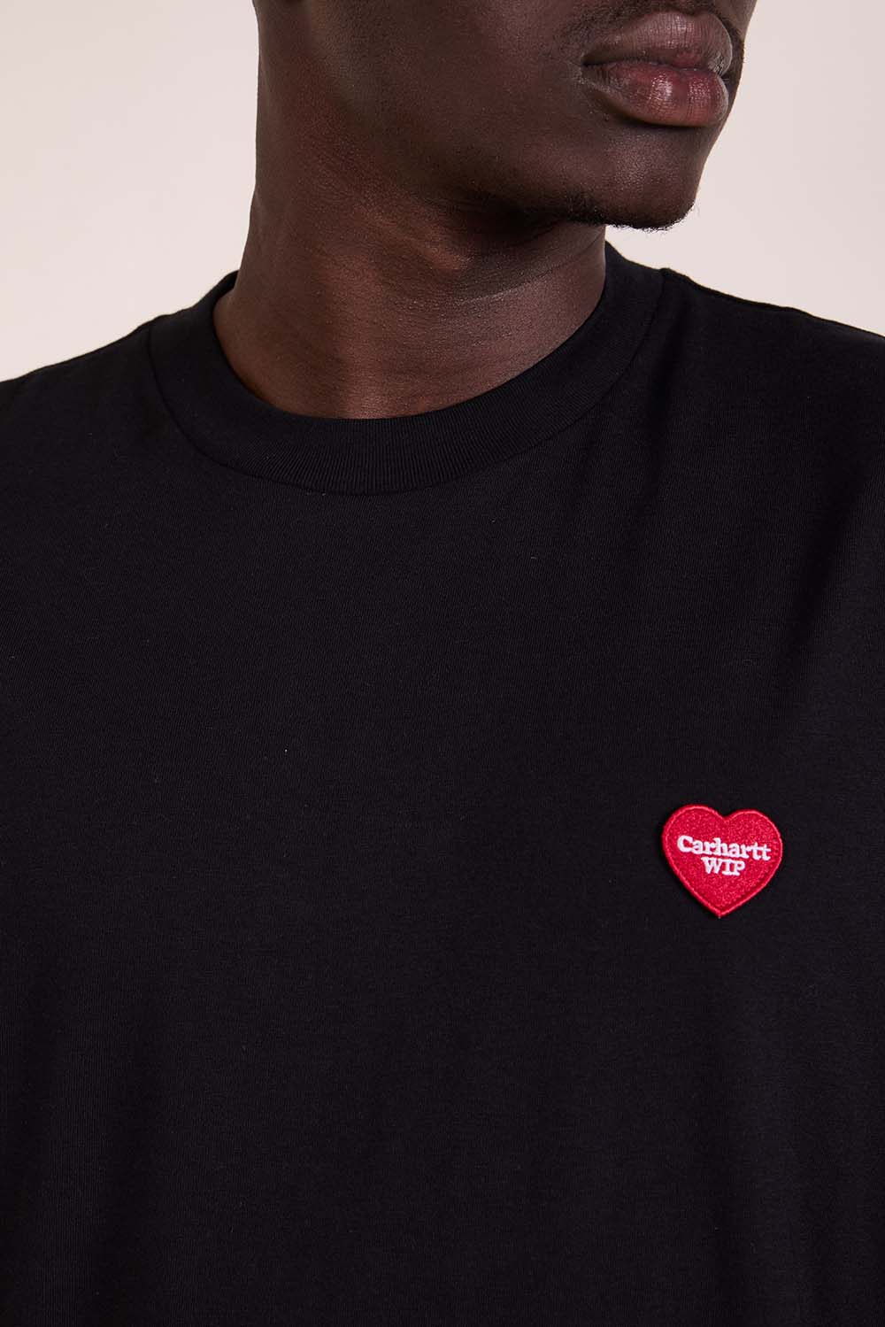 תמונת תקריב דוגמן של חולצת טי בגזרה משוחררת