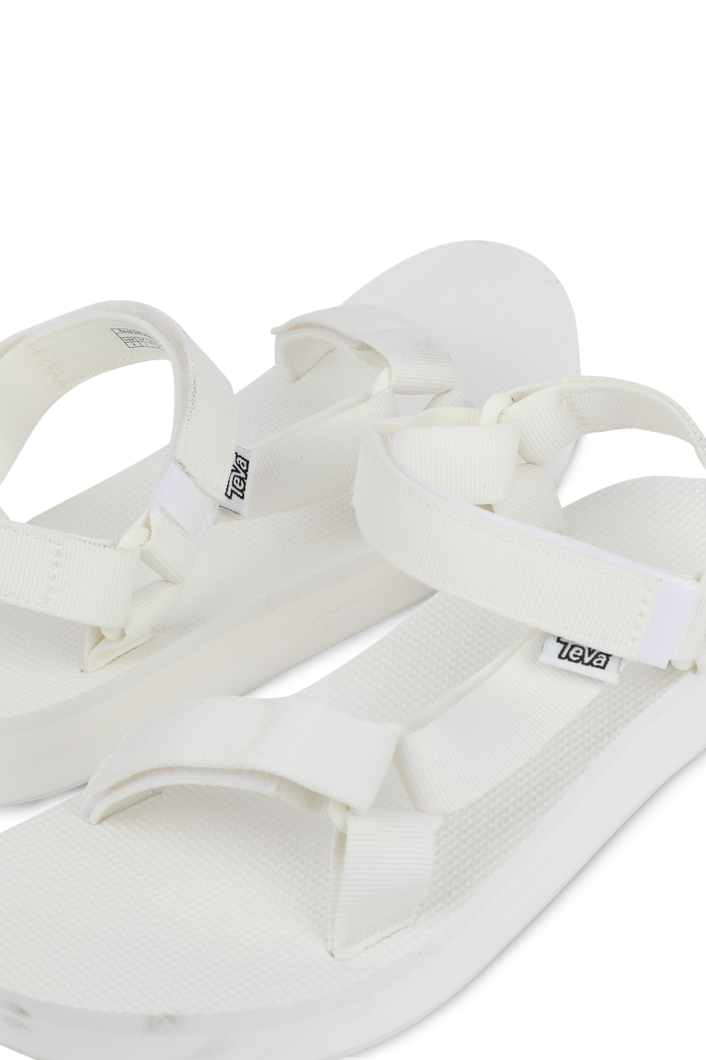 תמונת תקריב של סנדלי מידפורם פלטפורמה לבנים