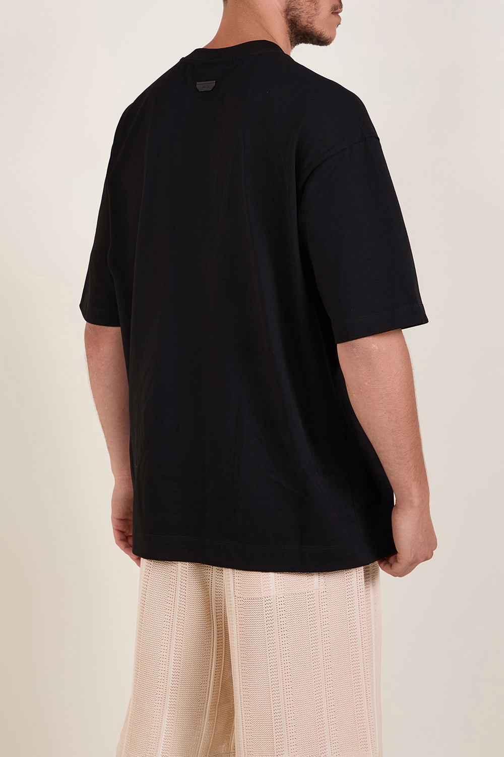 תמונת דוגמן אחורית של חולצת טי