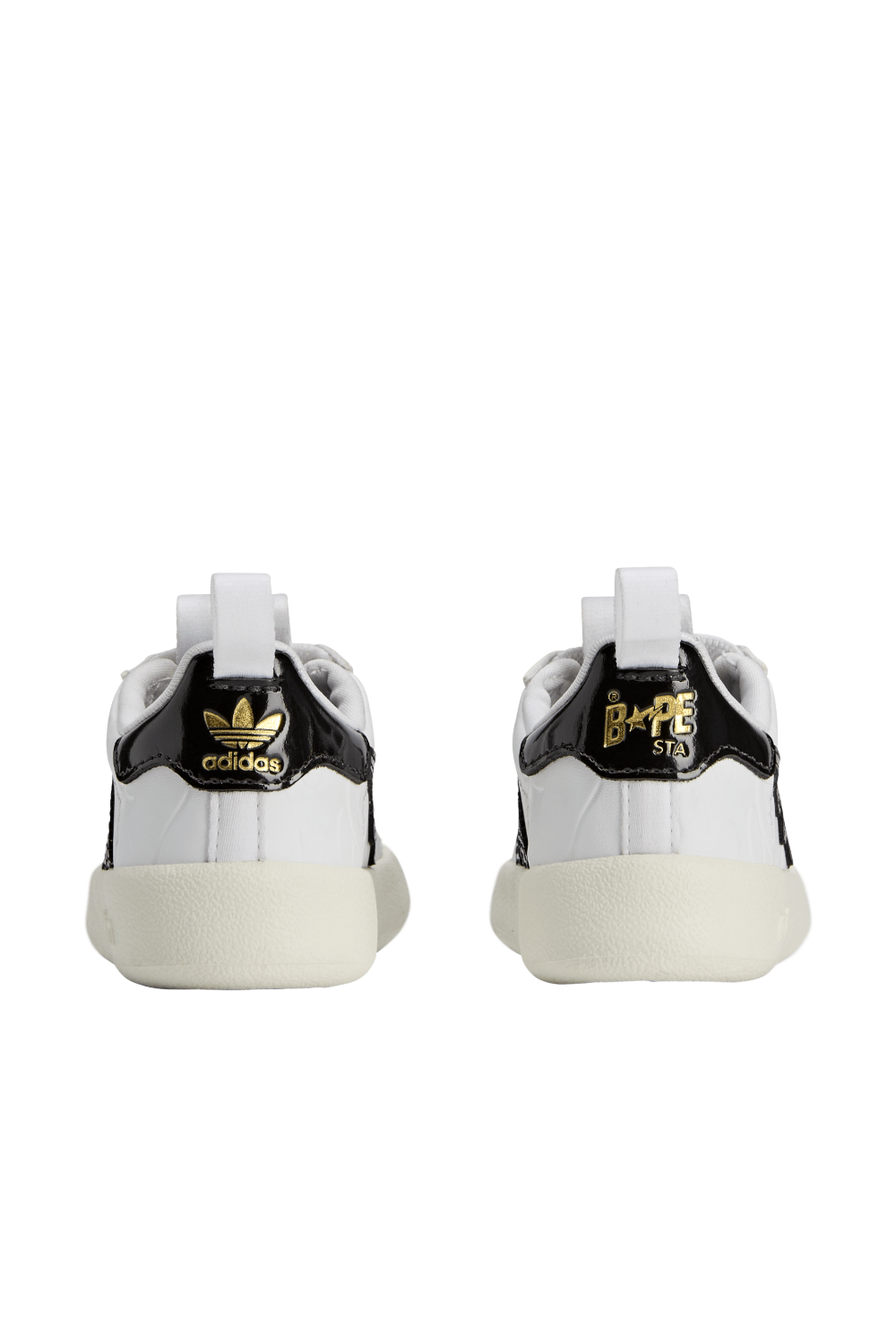 תמונת תקריב של אדידס X ביאפ נעלי סניקרס סופרסטאר