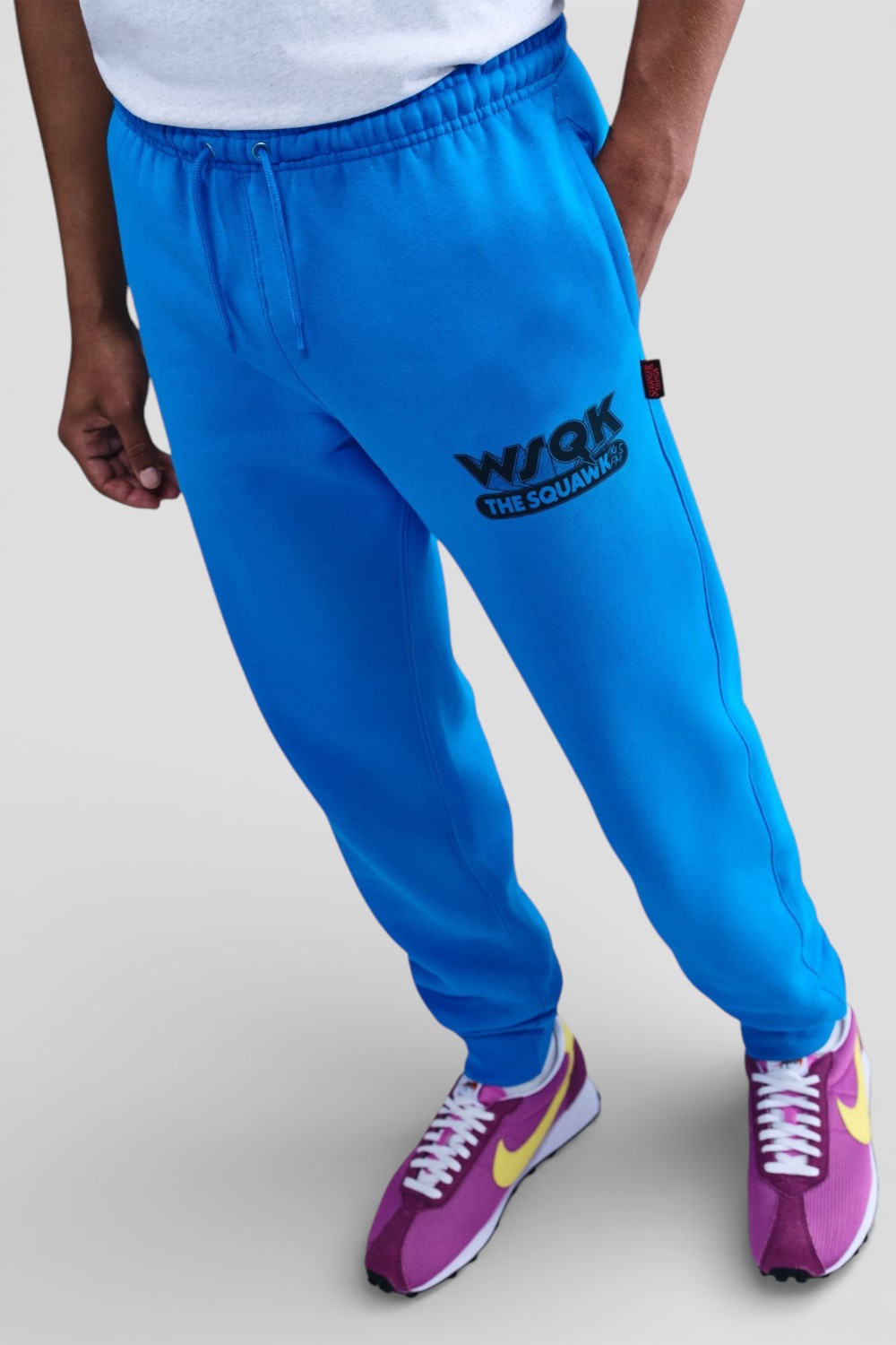 תמונת דוגמן קידמית של מכנסי ג'וגר נייקי X דברים מוזרים