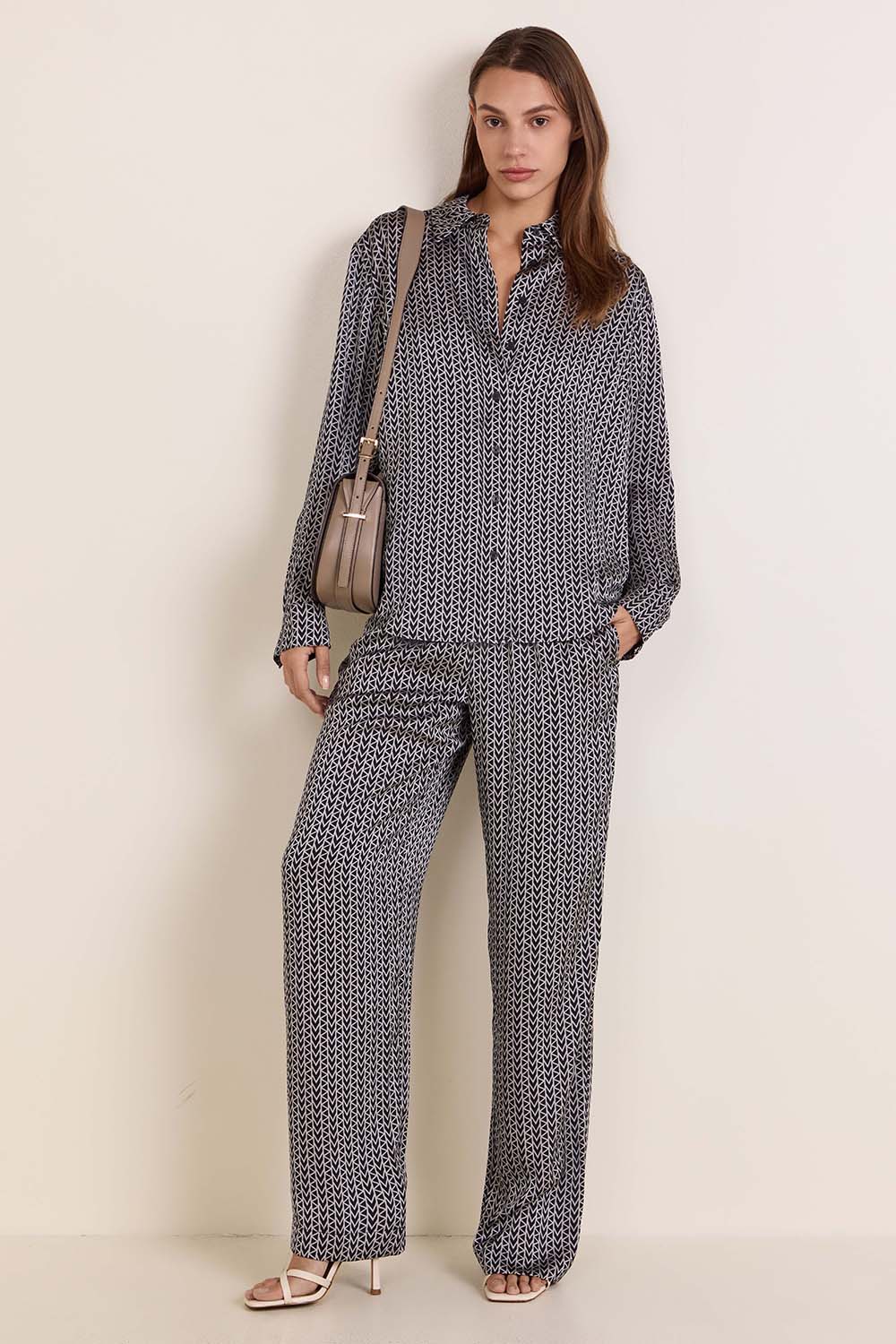 תמונת דוגמן קידמית של תיק כתף לידיה מדיום