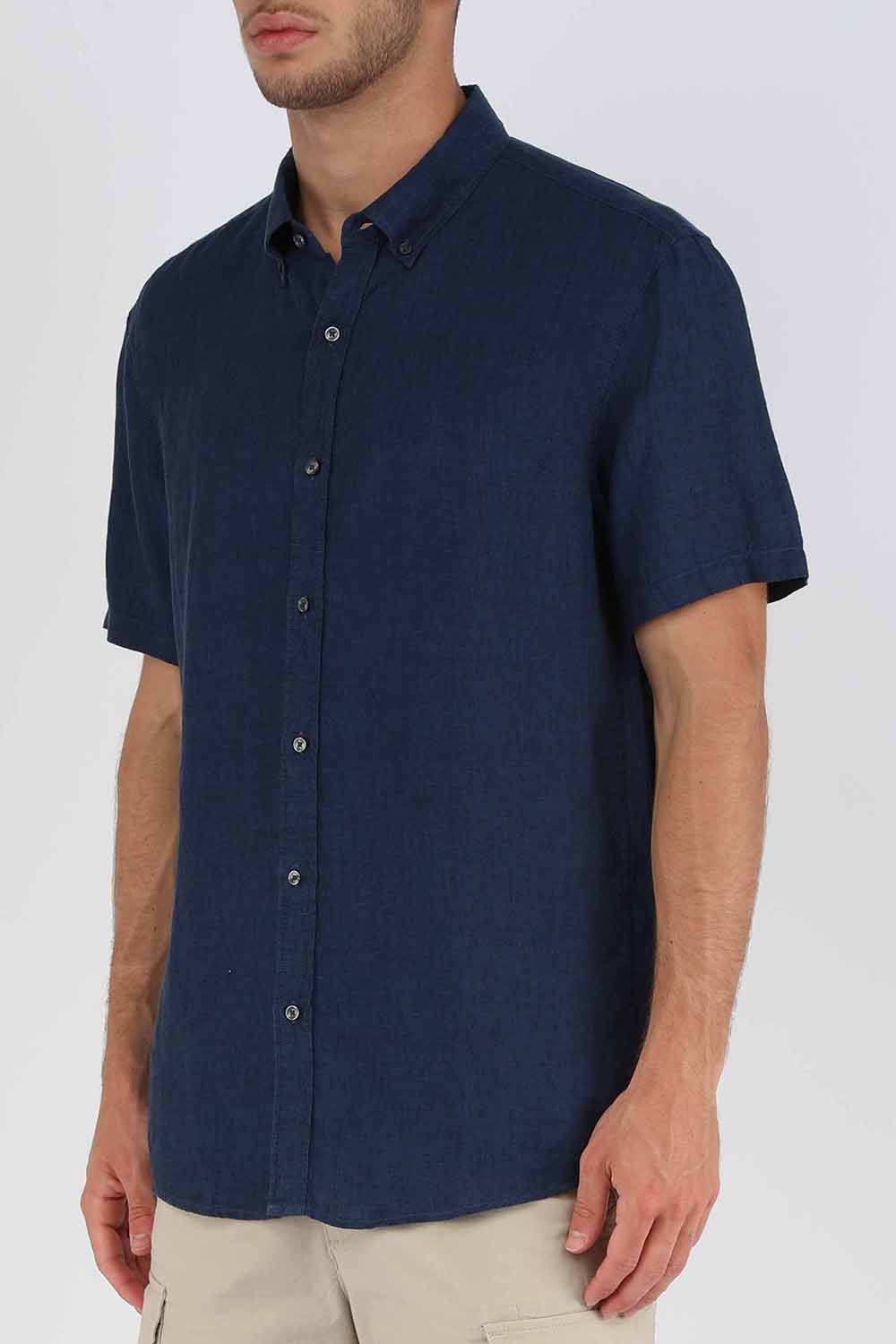 תמונת דוגמן קידמית של חולצה מכופתרת כחולה קצרה מפשתן