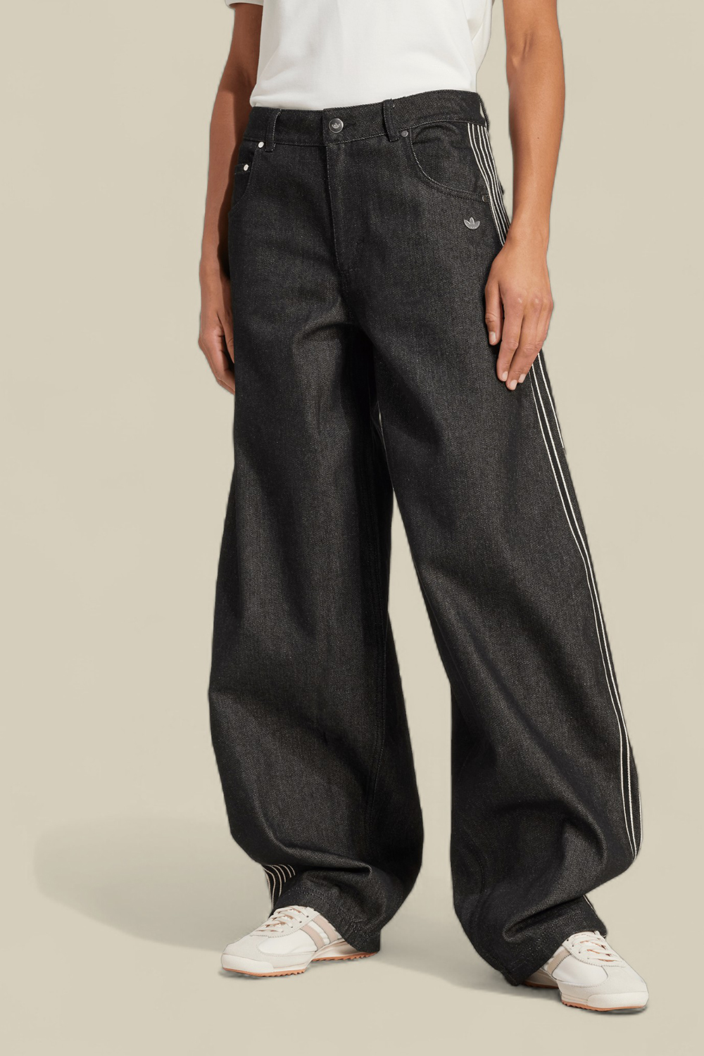 תמונת דוגמן אחורית של מכנסי ג'ינס בגזרת בלון