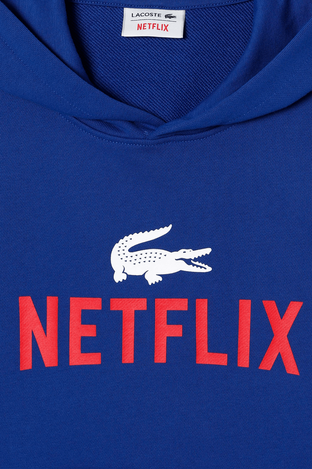 תמונת תקריב של לקוסט X נטפליקס - סווטשירט קפוצ'ון - גילאי 2-16