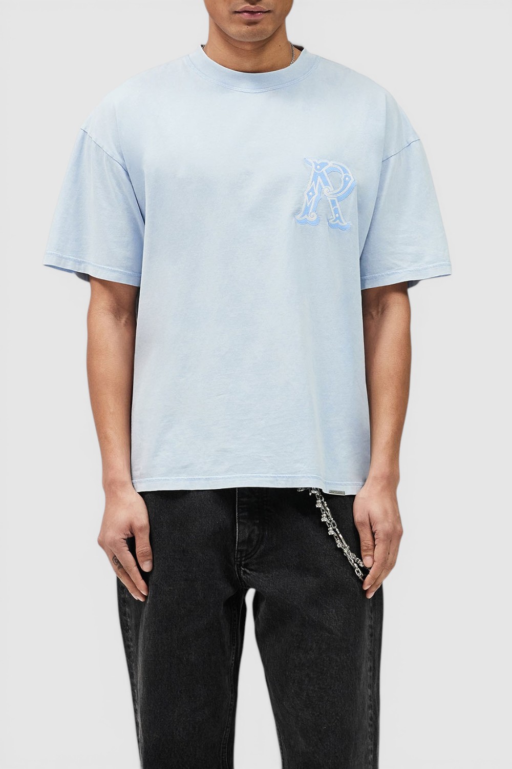 תמונת דוגמן קידמית של חולצת טי אוברסייז