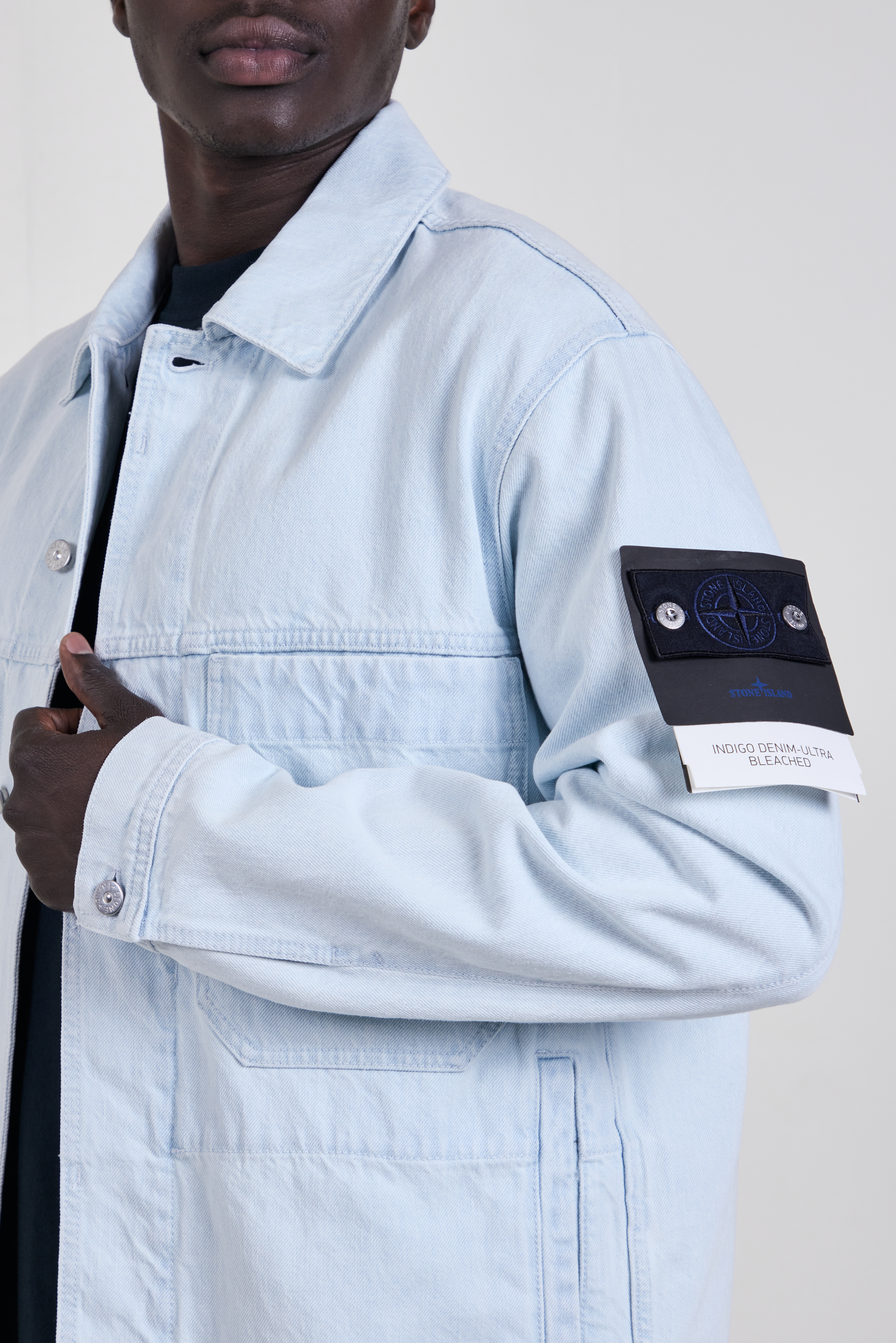 תמונת תקריב דוגמן של ז'קט ג'ינס