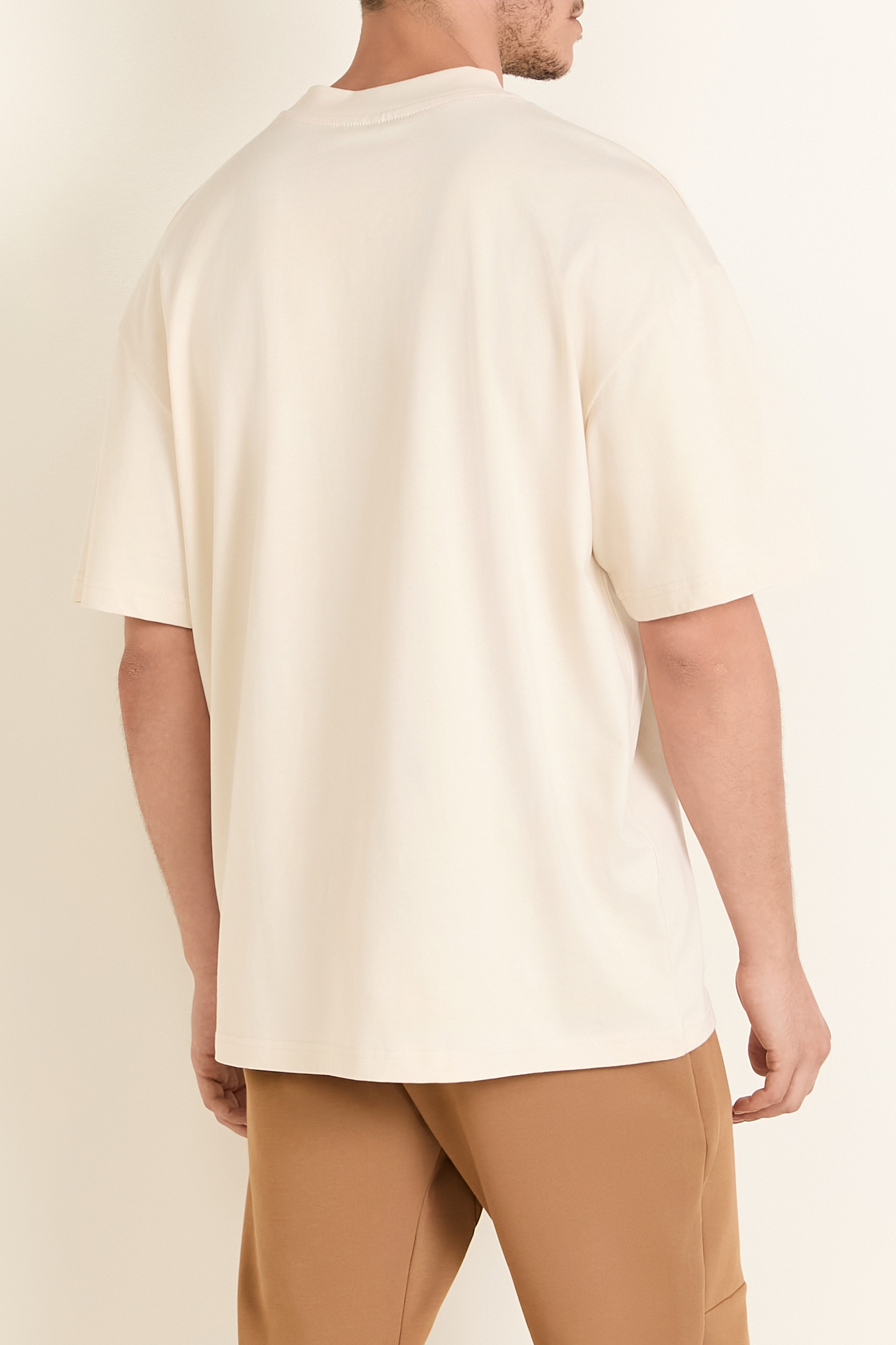 תמונת דוגמן אחורית של חולצת טי