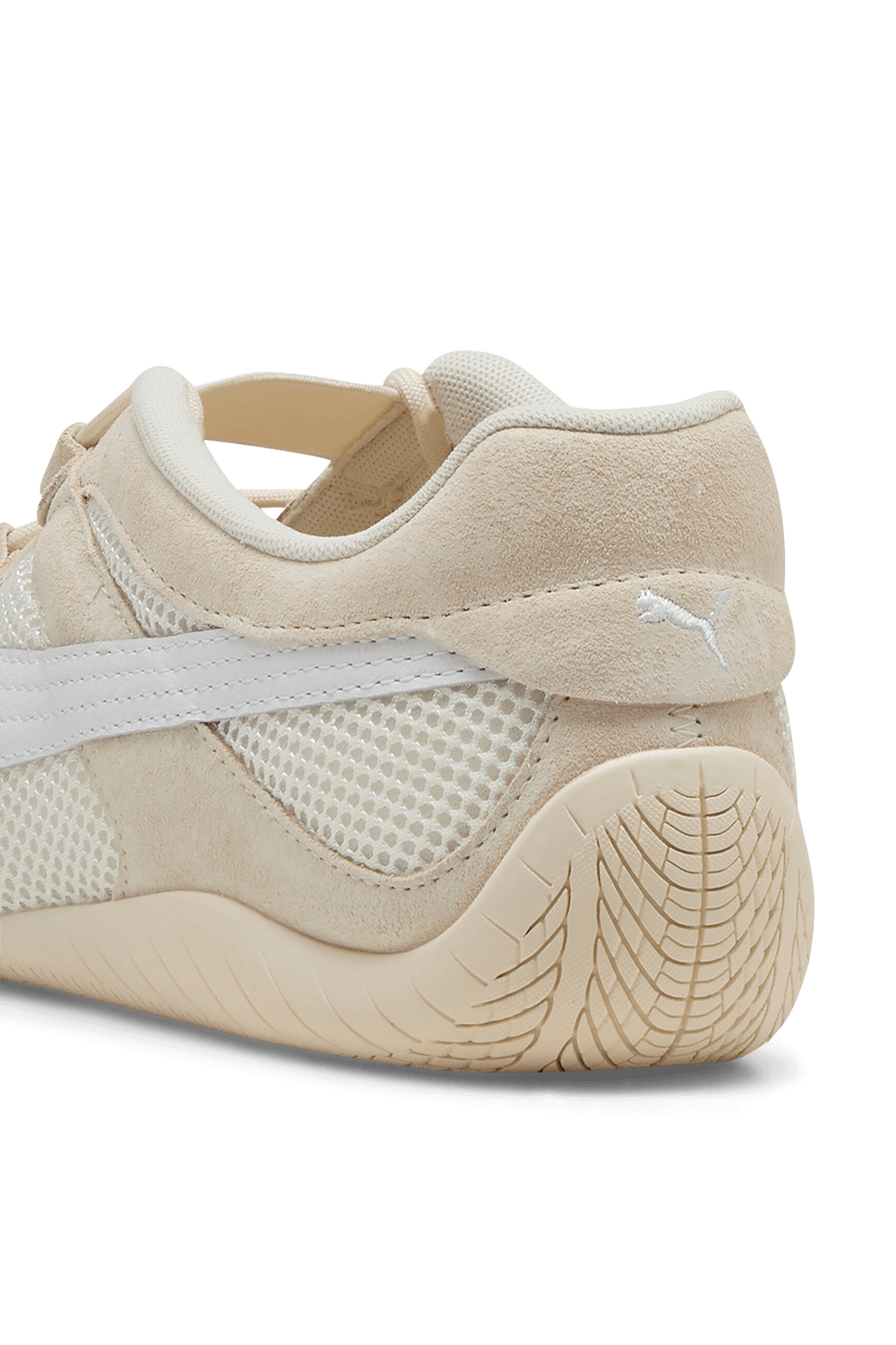 תמונת תקריב של נעלי סניקרס ספידקאט גו