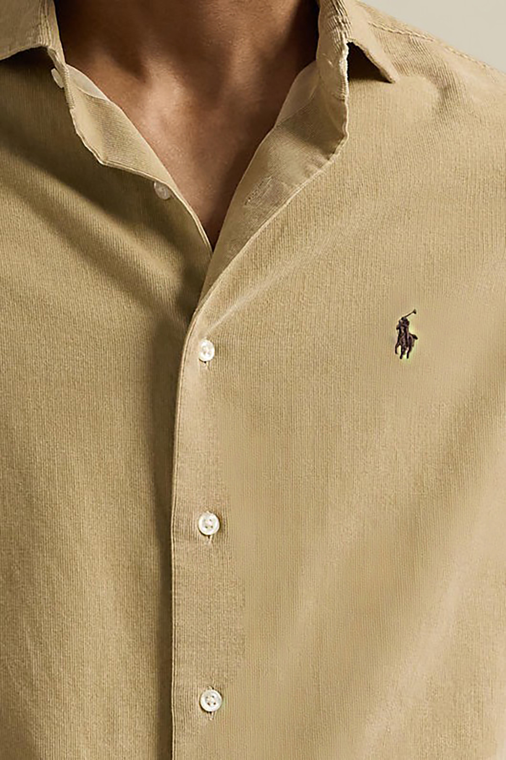 תמונת תקריב דוגמן של חולצה מכופתרת