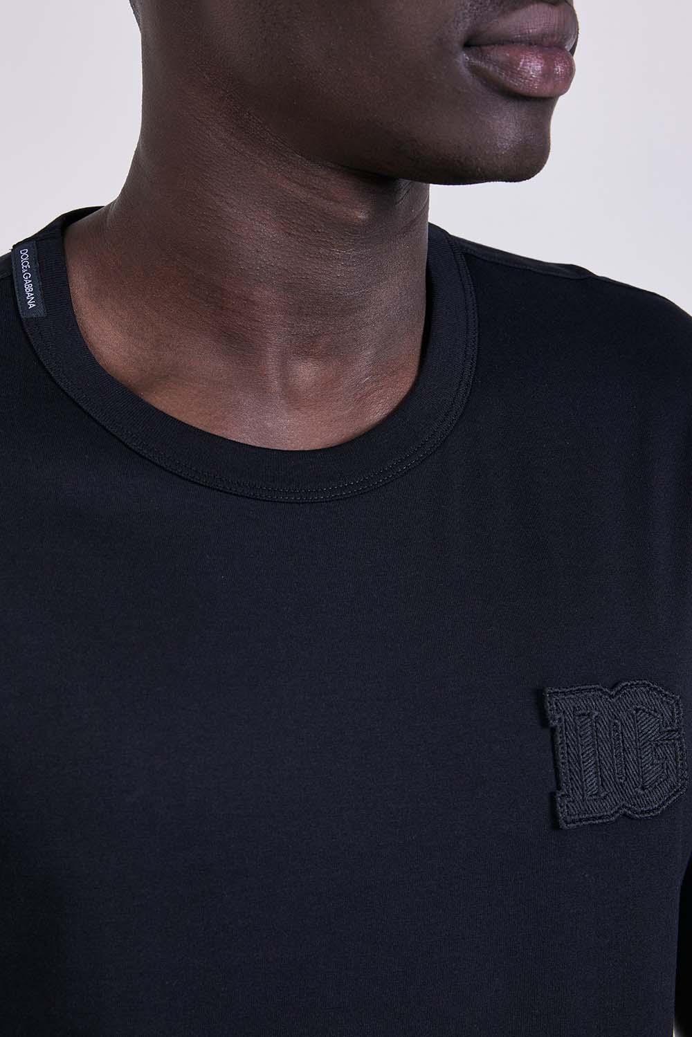 תמונת תקריב דוגמן של חולצת טי בגזרה ישרה