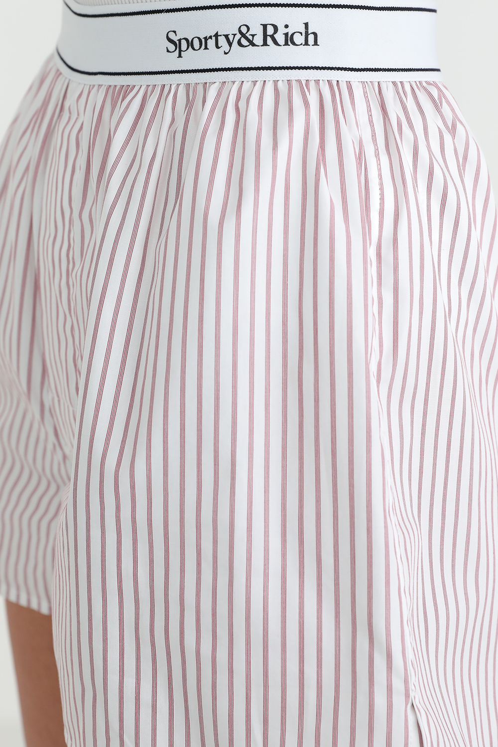 תמונת תקריב דוגמן של מכנסי בוקסר קצרים