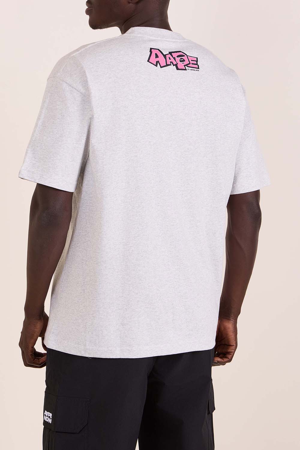 תמונת דוגמן אחורית של חולצת טי