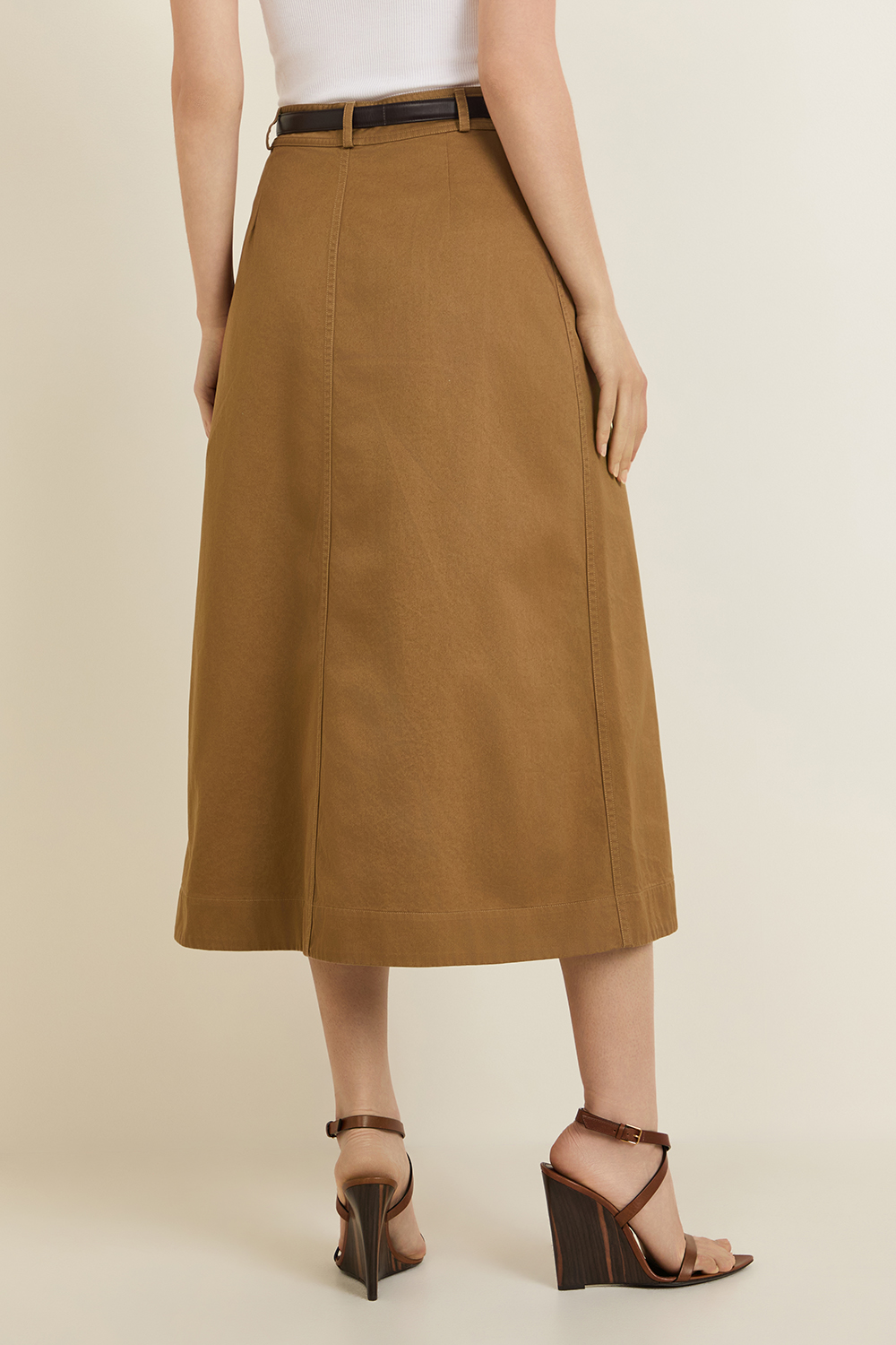 תמונת דוגמן אחורית של חצאית מידי