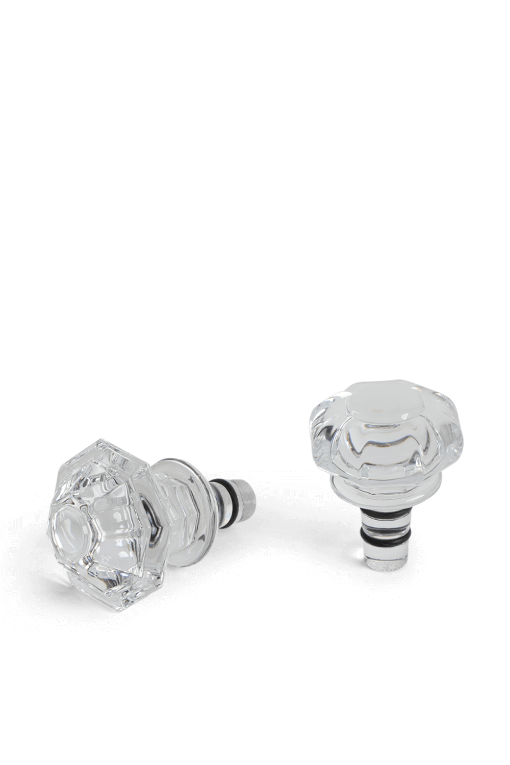 תמונה קידמית של סט שני פקקים אוניברסליים לבקבוקים מקריסטל שקוף