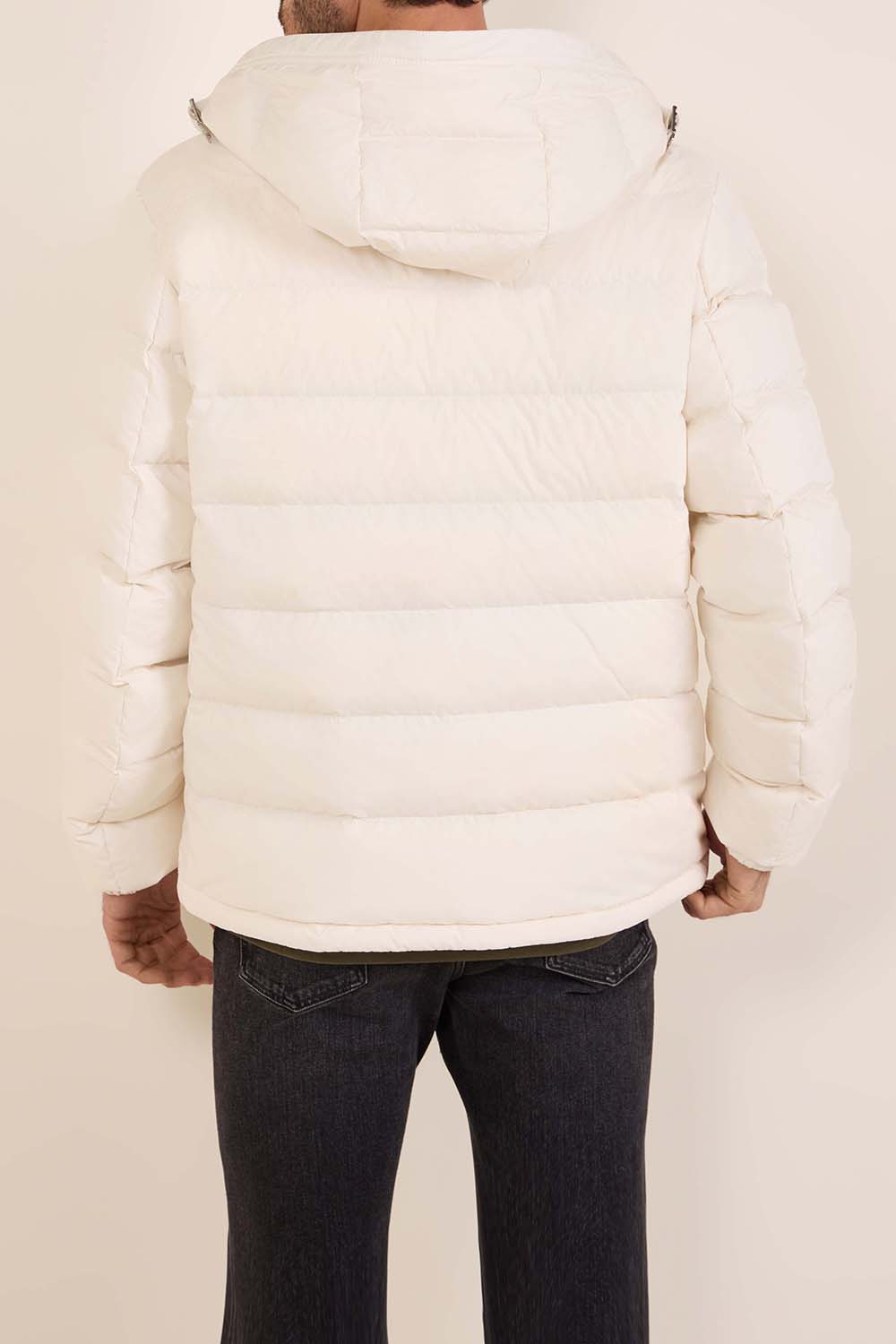 תמונת דוגמן אחורית של מעיל פוך קצר