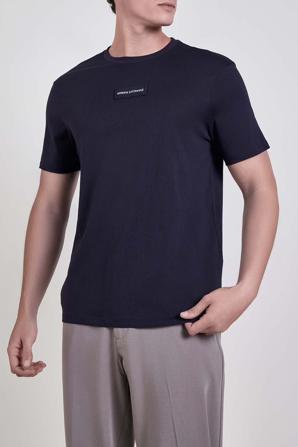 תמונת דוגמן קידמית של חולצת טי בגזרת סלים