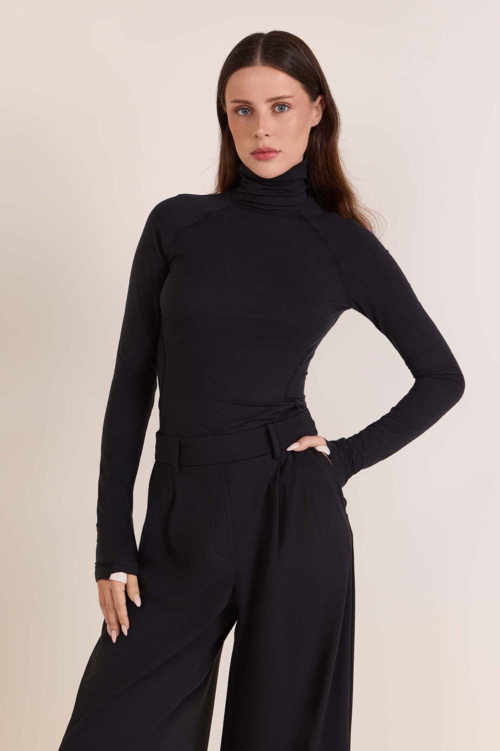 תמונת דוגמן קידמית של Wool-Blend Turtleneck Base Layer