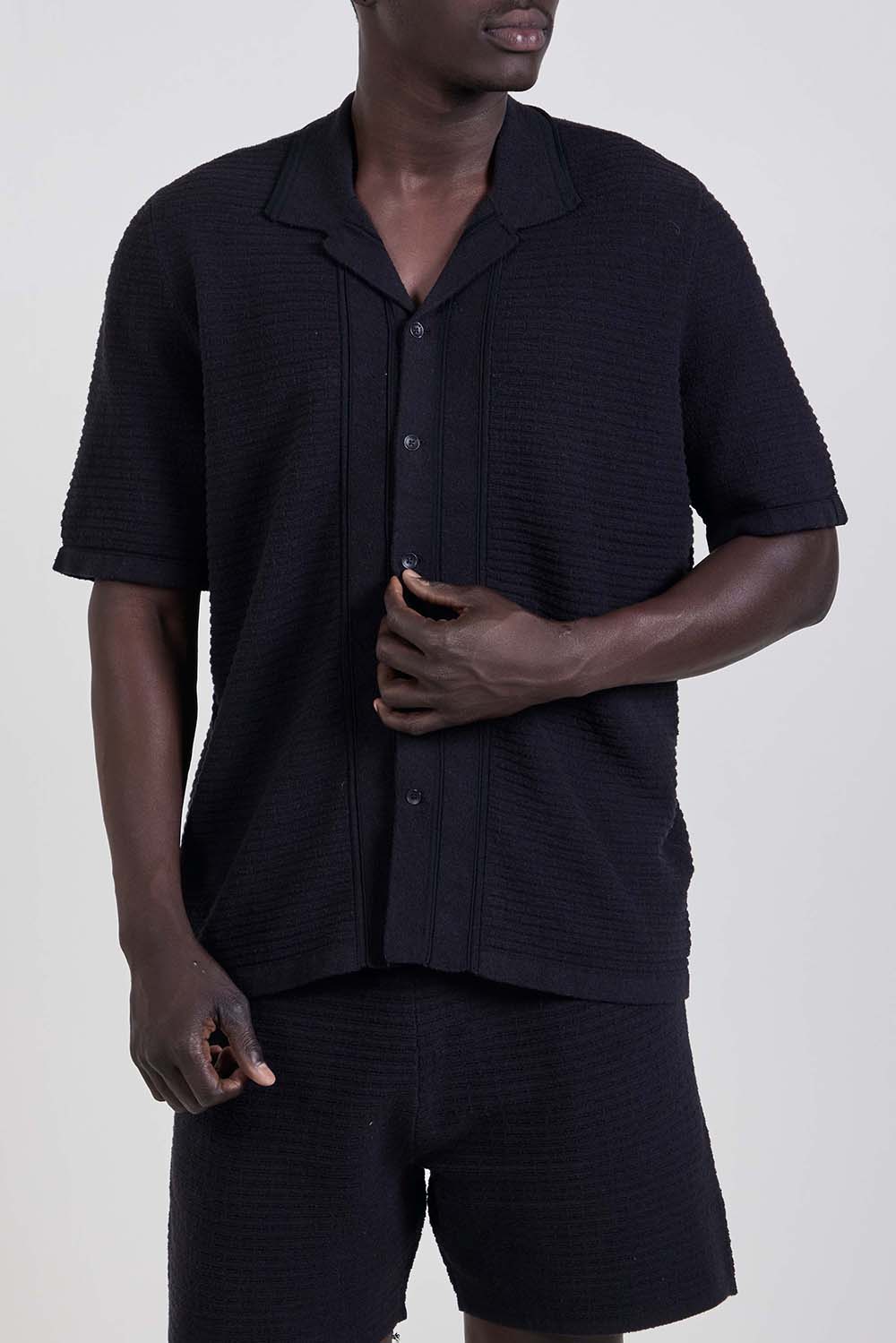 תמונת דוגמן קידמית של חולצה מכופתרת קצרה