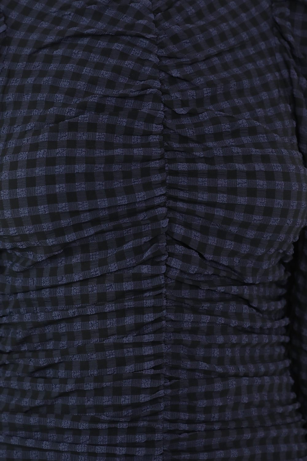 תמונת תקריב דוגמן של שמלת מיני כיווצים