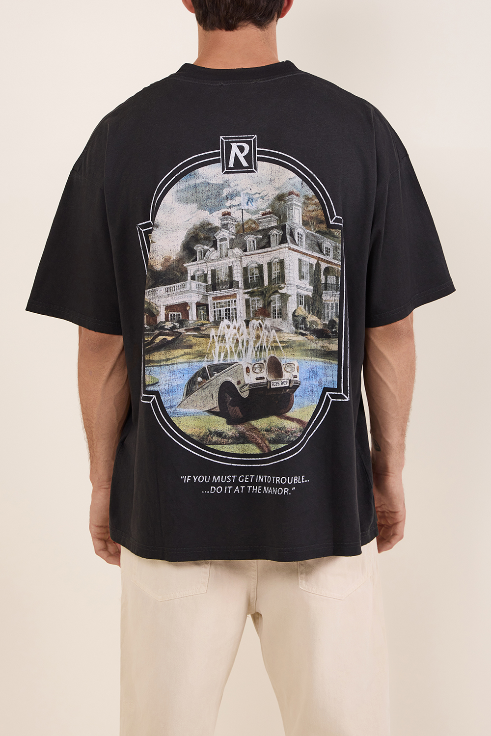 תמונת תקריב דוגמן של חולצת טי ריבר מנור