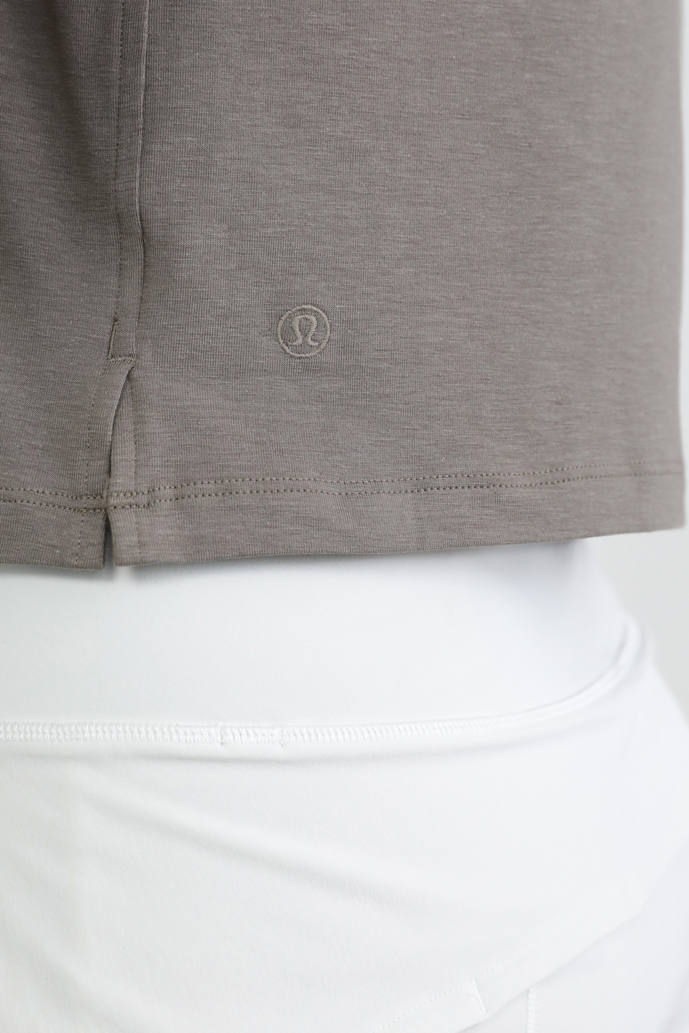 תמונת תקריב דוגמן של Classic-Fit Cotton-Blend Tee