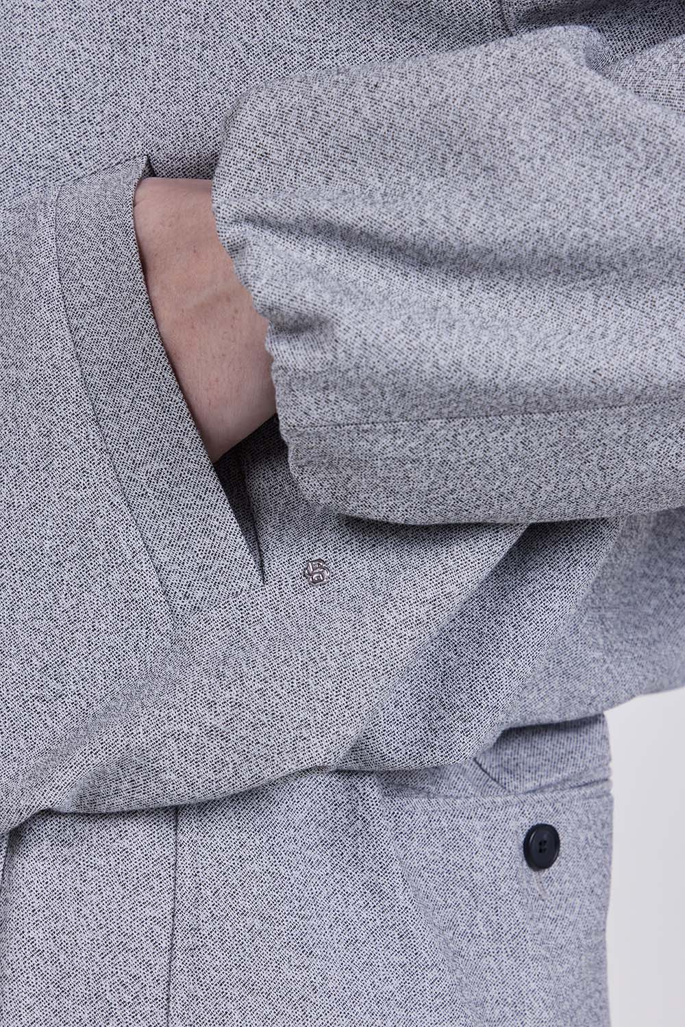 תמונת תקריב דוגמן של ז'קט מחויט