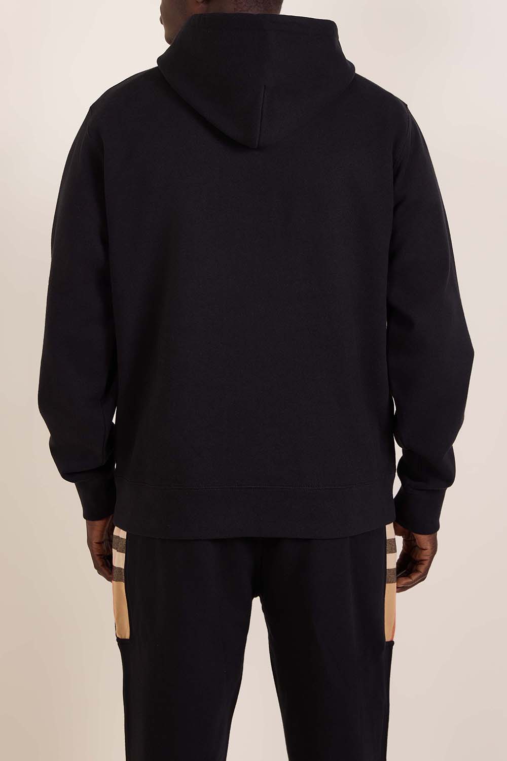 תמונת דוגמן אחורית של סווטשירט קפוצ'ון