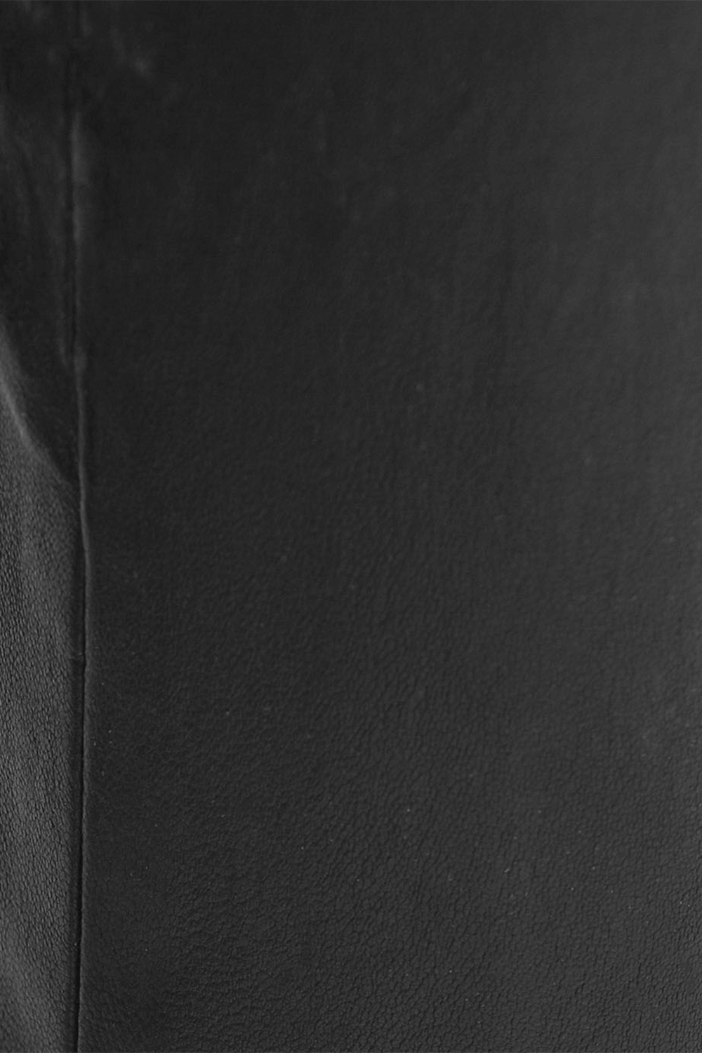 תמונה אחורית של מכנסי עור שחורים עם רוכסן