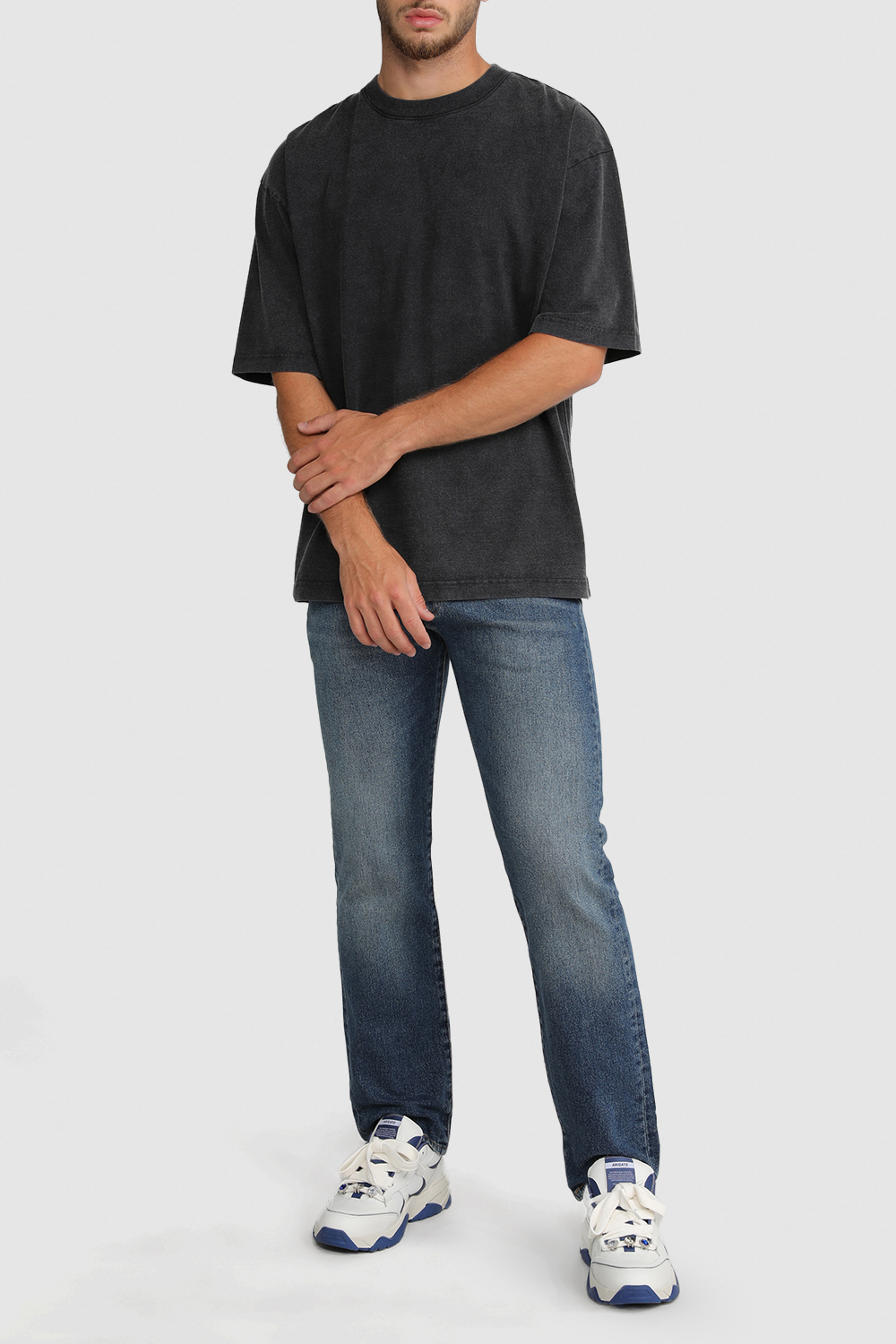 תמונת דוגמן קידמית של נעלי סניקרס ברכיסה נמוכה קטפיש