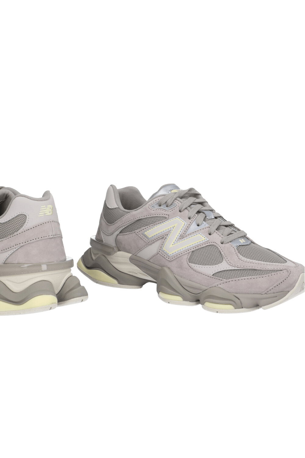 תמונת תקריב של נעלי סניקרס 9060