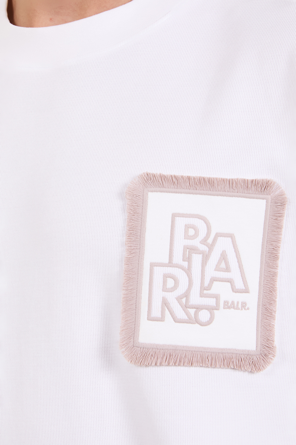 תמונת תקריב דוגמן של חולצת טי בגזרה משוחררת