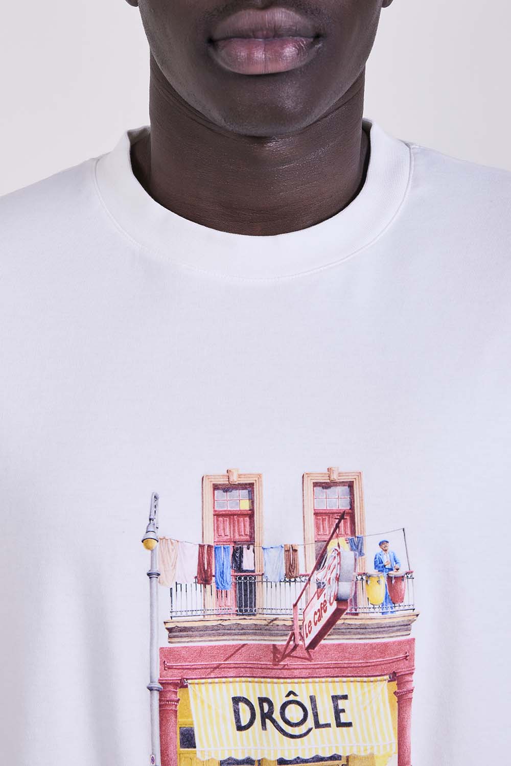 תמונת תקריב דוגמן של חולצת טי