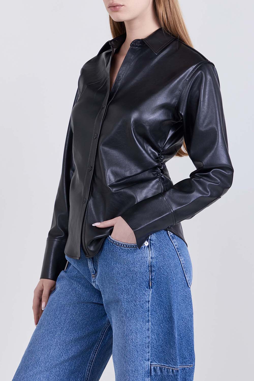 תמונת דוגמן קידמית של חולצה מכופתרת